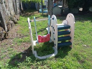 Tobogán y columpio infantil