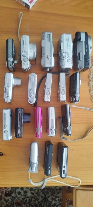 Consegna di fotocamere digitali Canon, Sony, ecc.
