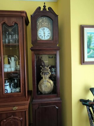 Reloj de pie antiguo de madera con péndulo y pesas