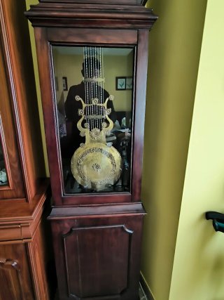 Reloj de pie antiguo de madera con péndulo y pesas