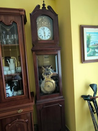 Reloj de pie antiguo de madera con péndulo y pesas