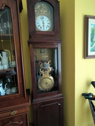 Reloj de pie antiguo de madera con péndulo y pesas
