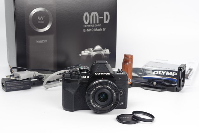 Olympus OM-D E-M10 Mark IV + 14-42mm