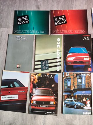 Catálogos de diferentes modelos de coches