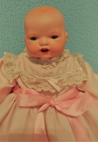 Muñeco antiguo reproducción vestido rosa
