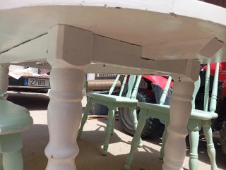 Mesa ovalada y 4 sillas de madera