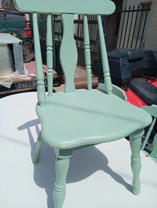 Mesa ovalada y 4 sillas de madera