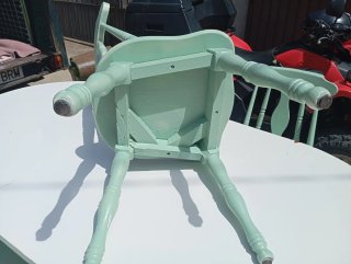 Mesa ovalada y 4 sillas de madera