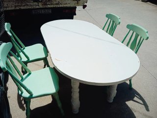 Mesa ovalada y 4 sillas de madera