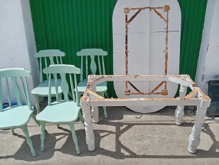 Mesa ovalada y 4 sillas de madera