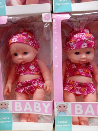 Muñeca bebé con traje floral