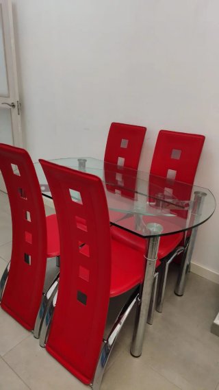 Mesa cristal templado y 4 sillas acero