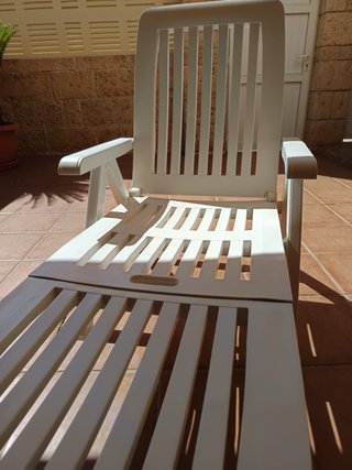 Tumbona de jardín blanca