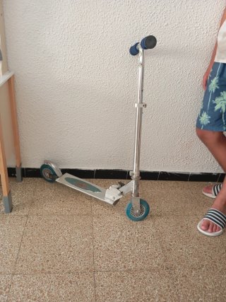 Patinete infantil plateado y azul