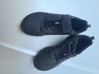 Scarpe da ginnastica nere usate una volta