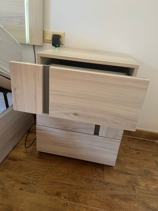 Canapé de madera y mesitas de noche