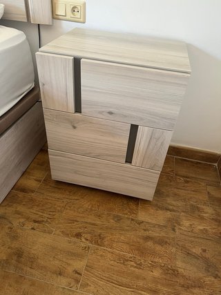 Canapé de madera y mesitas de noche