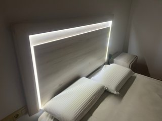 Canapé de madera y mesitas de noche