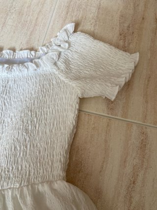 Vestido blanco corto con volantes
