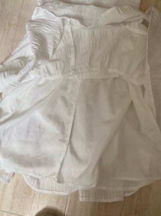 Vestido blanco corto con volantes
