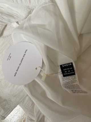 Vestido blanco corto con volantes