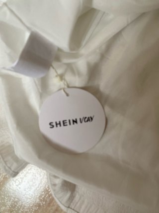 Vestido blanco corto con volantes