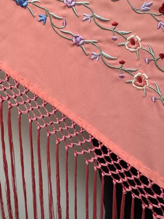 Mantoncillo rosa bordado con flecos