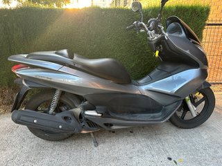 Honda PCX 125 gris, scooter automático