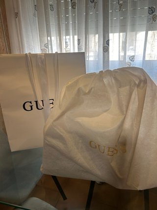 Bolso Guess azul con cadena dorada