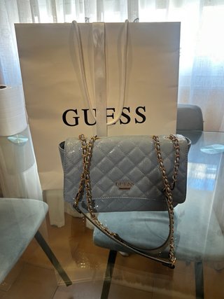 Bolso Guess azul con cadena dorada