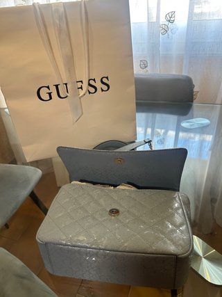 Bolso Guess azul con cadena dorada