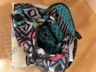 Mochila Lois Negra y Multicolor con Cierre Cordón