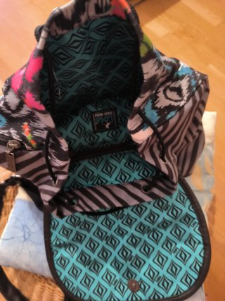 Mochila Lois Negra y Multicolor con Cierre Cordón