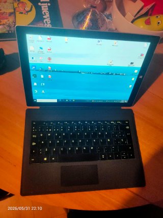 Microsoft Surface Pro 3 con tastiera e caricatore