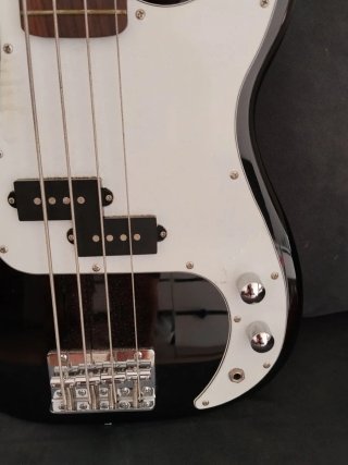 Chitarra elettrica basso