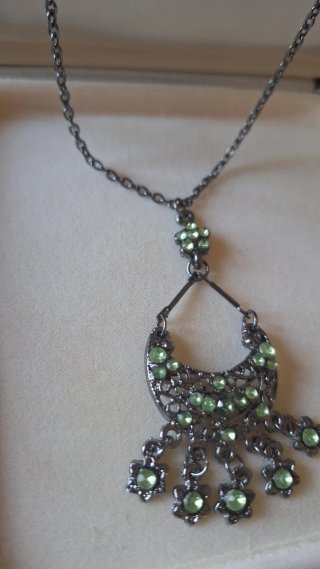 Collana etnica vintage con strass verdi