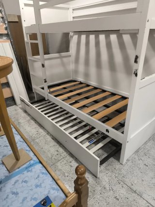 Cama litera blanca y madera