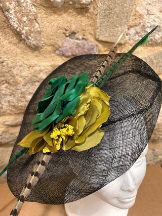Tocado invitada flor verde y plumas