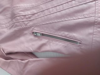 Cazadora de piel ecológica, rosa palo. Talla L.