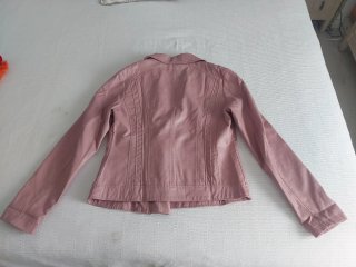 Cazadora de piel ecológica, rosa palo. Talla L.