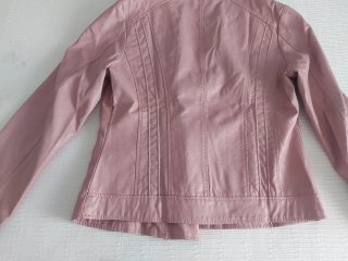 Cazadora de piel ecológica, rosa palo. Talla L.