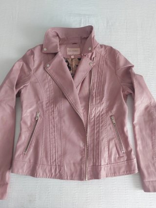Cazadora de piel ecológica, rosa palo. Talla L.