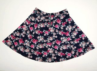 Falda floral Stradivarius Talla S