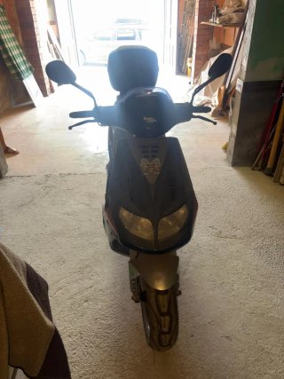 Derbi Scooter Negra y Plateada