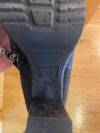 Botines negros con pedrería