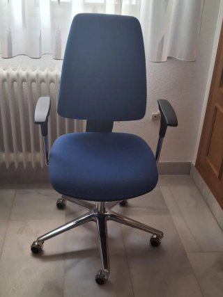 Silla de oficina ergonómica azul y plateada