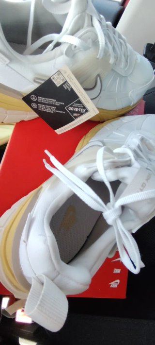 Nike V2K Run GTX Talla 40.5 Dorado Blanco