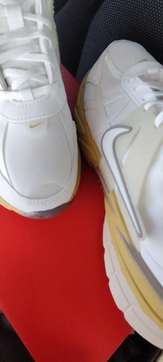 Nike V2K Run GTX Talla 40.5 Dorado Blanco