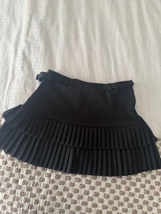 Falda mini negra plisada con cinturón