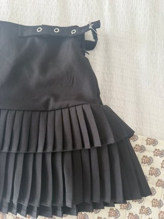 Falda mini negra plisada con cinturón
